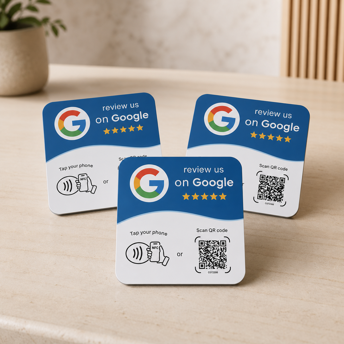 Pack de trois supports Google Review NFC Novelys sur un comptoir