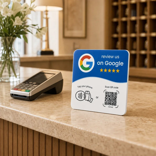 Google Review NFC Novelys sur un comptoir en travertin